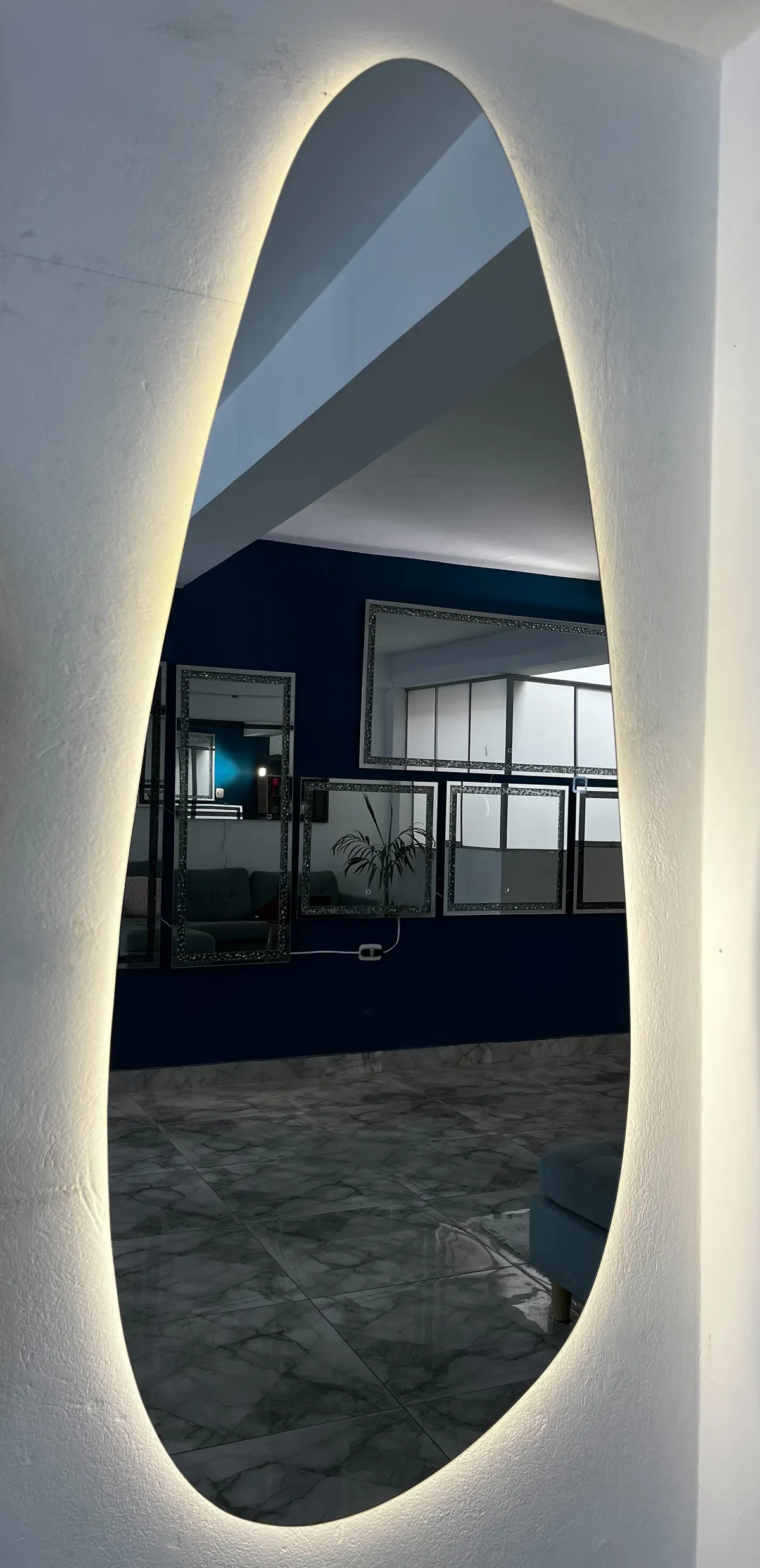 Espejo LED Andrew · Orgánico, 120 × 55 cm — Levano Home Perú