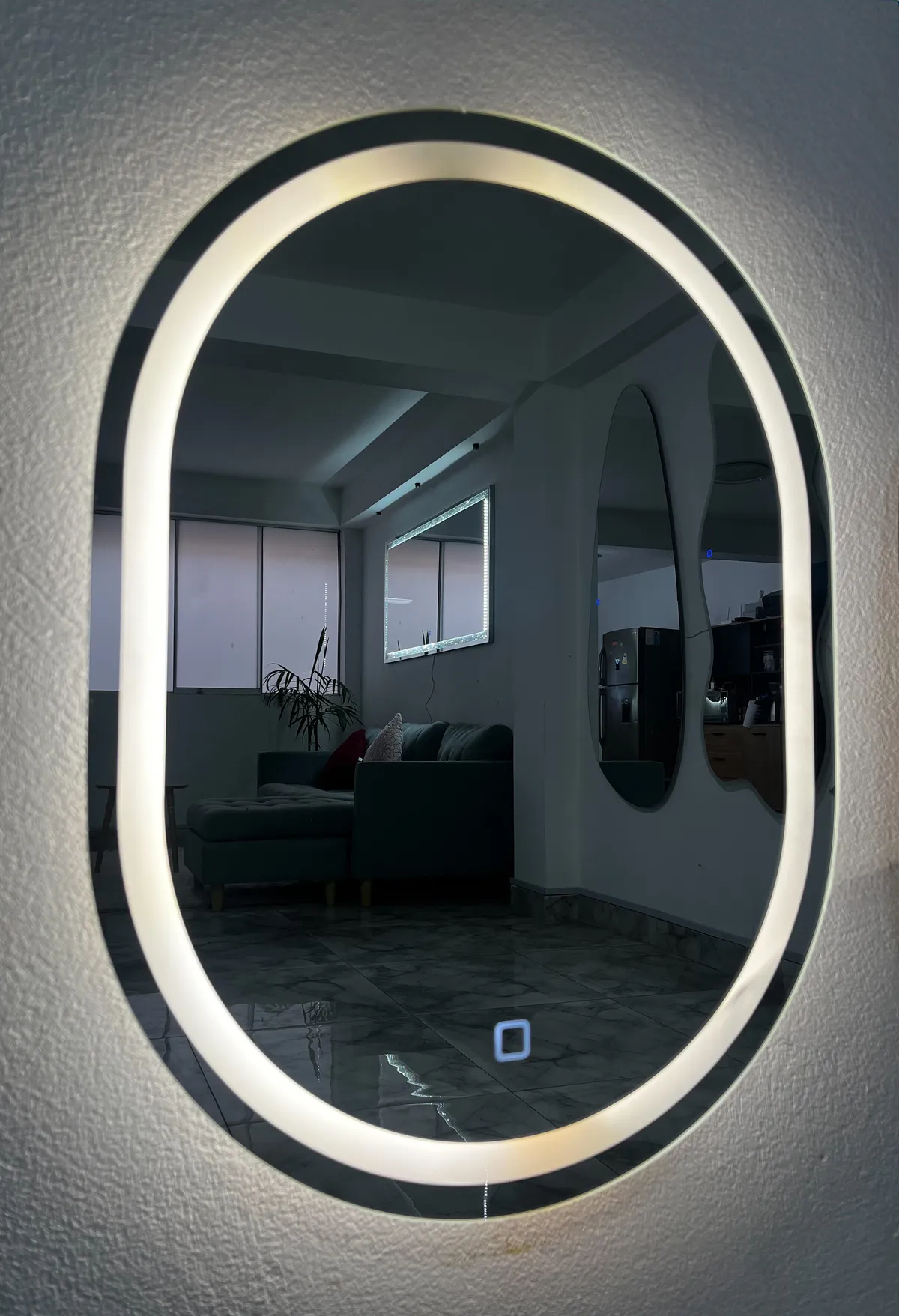 Espejo LED Juno · Cápsula, 61 × 45 cm — Levano Home Perú
