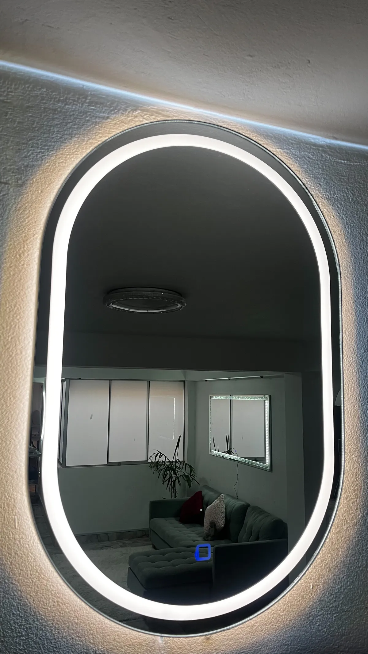 Espejo LED Silvia · Cápsula, 80 × 52 cm — Levano Home Perú
