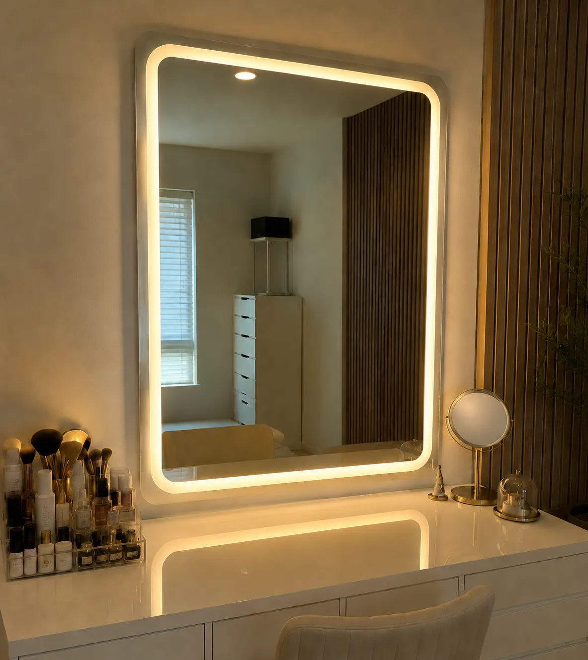 La misma tocador transformada con un espejo LED de Levano Home